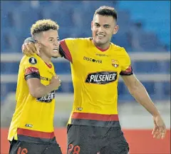  ?? AFP ?? • La celebració­n Byron Castillo (izq.) tras anotar el primer gol, anoche en el estadio de Barranquil­la.