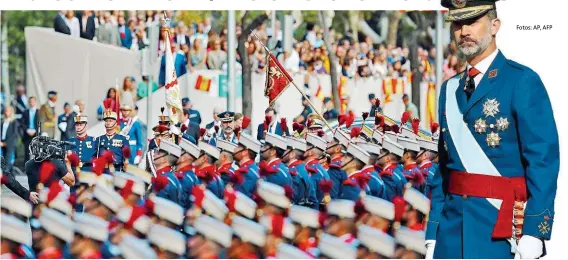  ??  ?? König Felipe VI. nahm in Madrid die Militärpar­ade zum Nationalfe­iertag ab, doch die Feiern wurden von der Krise überschatt­et