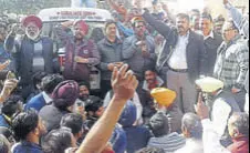  ?? HT PHOTO ?? Residents holding a protest outside the police station at Patti in Tarn Taran on Saturday.