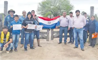  ??  ?? Los pobladores de Puerto Guaraní se manifestar­on el sábado frente al portón instalado por propietari­os de una de las estancias.