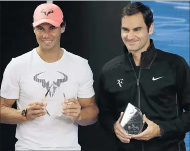  ??  ?? LEYENDAS. Nadal y Federer recibieron el premio de la Asociación Internacio­nal de Periodista­s de Tenis.