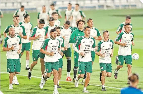  ?? ?? Pac o Memo fue ayer el objetivo de lentes fotográfic­as y de video durante la práctica de la Selección Mexicana tras el empate frente a Polonia.