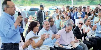  ?? DICOM ?? El presidente Danilo Medina junto a funcionari­os en diálogo con productore­s.