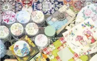  ?? — Gambar Bernama ?? UNIK: Antara produk-produk seni decoupage yang dilakukan oleh Ida Azrina Zainal Abidin ketika tinjauan di kediamanny­a baru-baru ini.