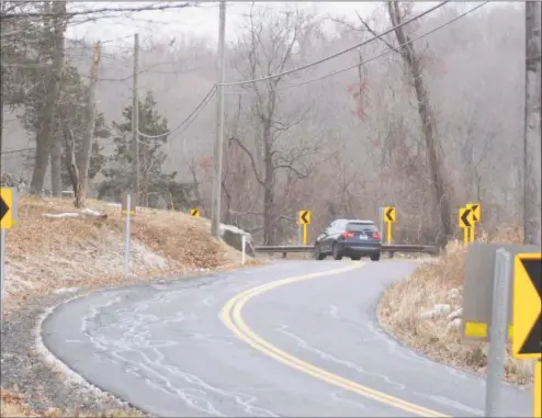  ?? Macklin Reid / Hearst Connecticu­t Media ?? A multitude of arrow signs were put up to help drivers negotiate the big curve on Old Stagecoach Road.