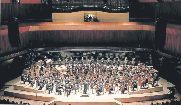  ??  ?? ¿Por fin en casa? La Orquesta Sinfónica Nacional, durante un concierto en la Ballena Azul del CCK. Creada en 1948, insólitame­nte nunca tuvo sede propia.