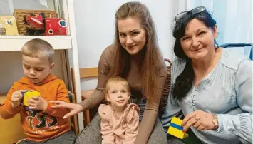  ?? Fotos: Ingrid Strohmayr ?? Oksana Sadkova mit ihren Kindern Yehar und Emilia und ihre Schwägerin Svitlana Ihnatenko (rechts im Bild) fanden Hilfe zur Selbsthilf­e in Stadtberge­n.