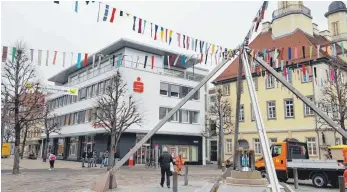  ?? FOTO: CHRISTIAN GERARDS ?? Der Marktplatz steht beim Kommunalen Ordnungsdi­enst im Fokus. Die Sparkasse setzt in ihrer dortigen Filiale Security ein.