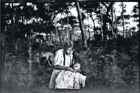  ?? ANITA FIGUERAS ?? ¿Fotograma de un filme expresioni­sta de Friedrich W. Murnau? No. Niños catalanes fotografiá­ndose con una Kodak en 1919