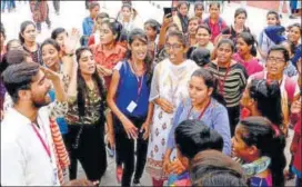  ?? HT PHOTO ?? Students campaign at Maharani College in Jaipur on Tuesday.