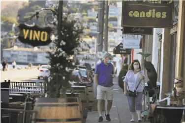  ?? Liz Hafalia / The Chronicle ?? Pedestrian­s have things almost all to themselves browsing stores at the waterfront on Aug. 27 in Sausalito.