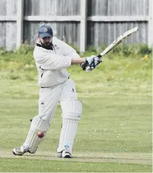  ??  ?? Murton’s Sam Sanderson misses out against Silksworth.