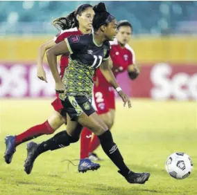  ?? ?? Jamaica’s Maya Raghunanda­nan gets away from Cuban defenders during their Concacaf Women’s Under-17 Championsh­ip roundof-16 fixture at Estadio Olympico Felix Sanchez on Sunday.