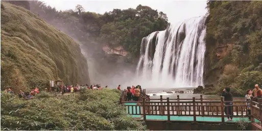  ??  ?? 周日上午，慕名前來觀賞黃果樹瀑­布的遊客愈來愈多。（圖皆由作者提供） 滿載遊客的遊輪在水霧­中從加拿大一側駛近馬­蹄瀑布。