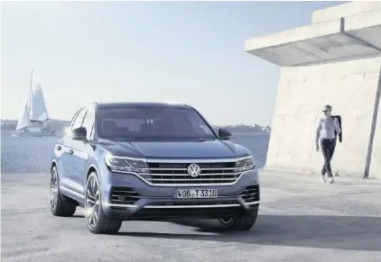  ?? VOLKSWAGEN ?? Neustart als VW-Flaggschif­f: Die dritte Generation des Touareg wartet mit viel Platz, Luxus und Hightech auf.