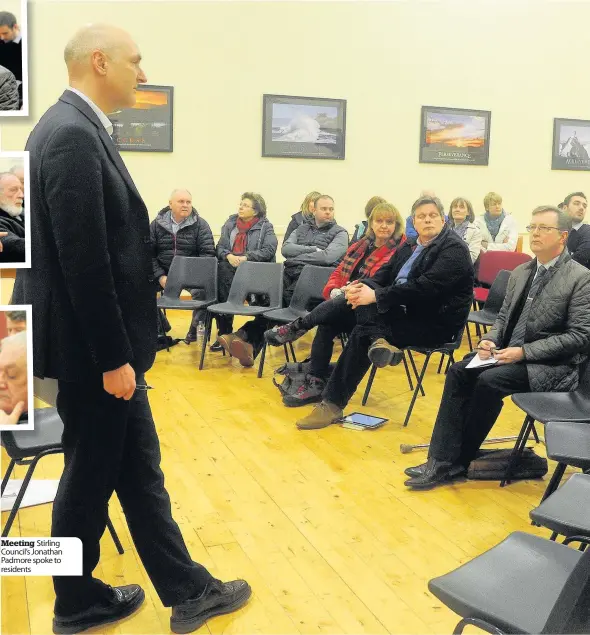  ??  ?? Meeting Stirling Council’s Jonathan Padmore spoke to residents