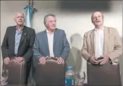  ??  ?? Luis Barrionuev­o, ayer en la asunción, con Campolongo y Bárbaro