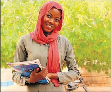  ?? Entrecultu­ras ?? Sima, joven sudanesa, en el campo de refugiados de Djabal (Chad)