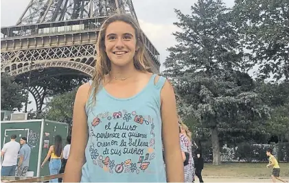  ?? TWITTER ?? Una turista más. Solana Sierra aprovechó para visitar la torre Eiffel, un símbolo de la capital francesa.