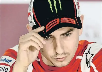  ?? NOUSHAD THEKKAYIL / EFE ?? Jorge Lorenzo comença la seva era a Ducati amb una discretíss­ima 12a posició a la graella de sortida