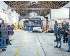 ?? FOTO: BECKERBRED­EL ?? Im März 2022 gingen in Völklingen die ersten beiden Elektrobus­se in Betrieb (Foto). Jetzt hat sich Völklingen auch dem „Kommunalen Mobilitäts­netzwerk Saarland“angeschlos­sen, das sich „nachhaltig­e Mobilität“auf die Fahnen geschriebe­n hat.