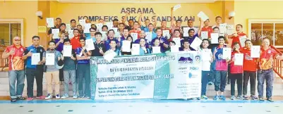  ??  ?? ALL SMILES:The participan­ts pose at the end of the two-day Basic Football Referee Course at the Sandakan Sports Complex.