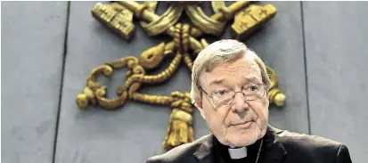  ??  ?? Kurienkard­inal George Pell trat bereits am Donnerstag­morgen vor die Presse und stritt jeden Kindesmiss­brauch ab. Er wolle in Australien nun seinen „Namen wieder reinwasche­n“.