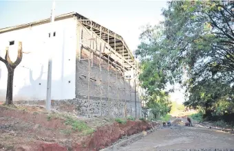  ??  ?? Un grupo de obreros trabaja en la terminació­n de la escuela y el empedrado de las calles.