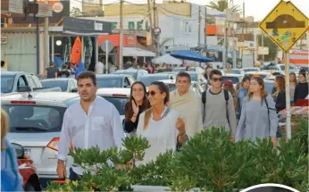  ??  ?? EN LA BARRA. Ritondo, su esposa y sus dos hijos en el tradiciona­l balneario de Punta.