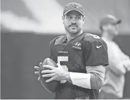  ?? PATRICK BREEN/AZCENTRAL SPORTS ?? Cardinals backup quarterbac­k Drew Stanton waits to run plays during training camp at University of Phoenix Stadium on Aug. 17.