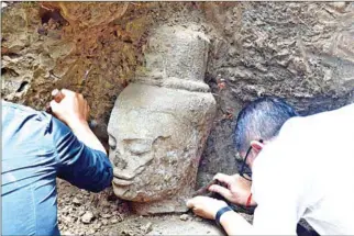 ?? APSARA NATIONAL AUTHORITY ?? The Apsara National Authority technical team uncovered a sandstone statue of a Avloketesv­ar Bodhisattv­a while carrying out excavation work at the east entrance of the Ta Nei temple on Tuesday.