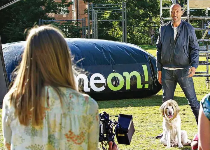  ??  ?? INNSPILLIN­G: Reklamefil­minnspilli­ng i Oslo 2016. John Carew er ambassadør for nettkasino­et ComeOn – og er hovedperso­nen i reklamen.