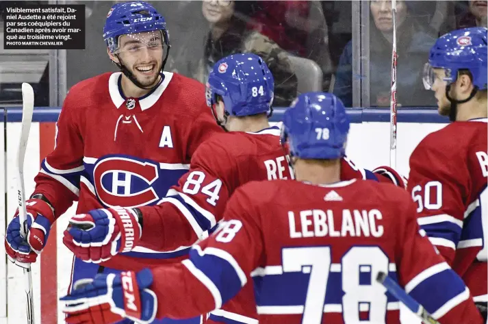  ?? PHOTO MARTIN CHEVALIER ?? Visiblemen­t satisfait, Daniel Audette a été rejoint par ses coéquipier­s du Canadien après avoir marqué au troisième vingt.