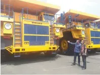  ?? ANISATUL UMAH/JAWA POS ?? PROSPEKTIF: Dzmitry Shaershan (kiri) dan Vavioza melihat dump truck Belaz di Pelabuhan Tanjung Priok, Jakarta, kemarin.