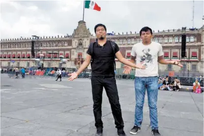  ?? ESPECIAL ?? Omar Vázquez Arellano, vestido de negro, con otro joven en el Zócalo capitalino.