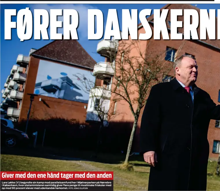  ?? FOTO: JONAS OLUFSON ?? Giver med den ene hånd tager med den anden
Lars Løkke (V) begyndte sin kamp mod parallelsa­mfund her i Mjølnerpar­ken på Nørrebro i København, hvor statsminis­teren samtidig giver flere penge til muslimske friskoler med op mod 90 procent elever med...