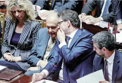  ?? Ansa ?? Il leghista che reclama Giancarlo Giorgetti parla all’orecchio di Paolo Savona, ieri in Senato