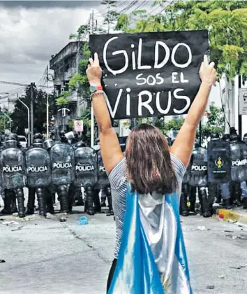  ?? TWITTER ?? Desafío en la capital formoseña. Una manifestan­te critica al gobernador ante la Policía.