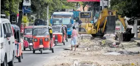  ?? FOTOS CÉSAR BOLÍVAR ?? La calle se encuentra con escombros y con maquinaria pesada detenida.