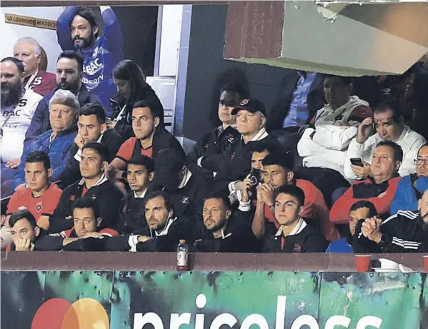  ?? RAFAEL PACHECO ?? Aarón Suárez (tercero a la izquierda, en la segunda fila) observó el clásico entre Saprissa y Alajuelens­e desde el palco.