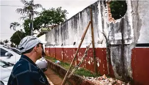  ??  ?? Parte do muro está condenada e é escorada por uma estrutura de madeira