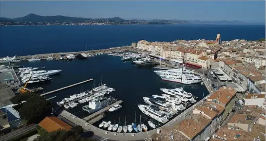  ?? (Photo aérienne Sébastien Botella) ?? Le tourisme, clé économique du Golfe de Saint-Tropez, est au centre des préoccupat­ions estivales.