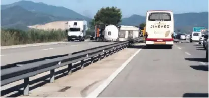  ?? Foto: E. Gónzalez ?? Ein schwerer Verkehrsun­fall hat sich am vergangene­n Montag, 6. Juli, gegen 9 Uhr auf der AP-7 bei Kilometer 601 in Richtung Alicante ereignet. Dort verlor der Fahrer eines mit Material für die Seifenhers­tellung beladenen Tanklaster­s die Kontrolle über sein Fahrzeug. Dieser riss die Leitplanke­n, die beide Fahrbahnen voneinande­r trennen, mit sich und kam auf der Seite zum Liegen. Bei dem Unfall ergoss sich Treibstoff über die Fahrbahn. Die Feuerwehr neutralisi­erte den Brennstoff.