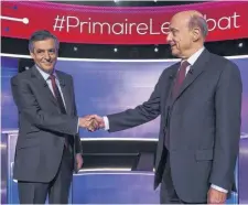  ?? REUTERS ?? y Juppé se saludan en la previa del debate.