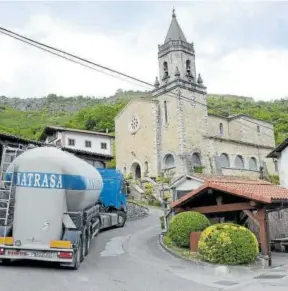  ?? Foto: Ondikol ?? Un camión accede a la cantera tras atravesar el núcleo urbano de Almandoz.