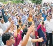  ?? PRABHAKAR SHARMA/HT ?? Bank employees demonstrat­e at Ambedkar Circle in Jaipur during the allIndia strike on Tuesday.