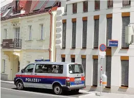  ??  ?? In der neuen Wiener Polizei- Inspektion Lainzer Straße herrscht auch innen Gluthitze.