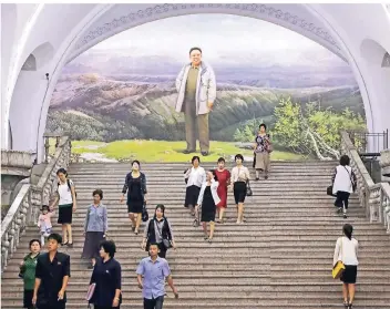  ?? FOTO: DPA ?? Die Metrostati­on Yonggwang in Pjöngjang ist häufig Endpunkt für Touristen. Im Hintergrun­d ein Bild des vormaligen Diktators Kim Jong Il.