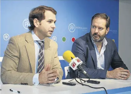  ?? MORENO ?? Fernando Priego y Adolfo Molina, durante la rueda de prensa para reclamar la deuda de la Junta con Cabra.
