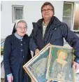  ??  ?? Stephan Fischer ergatterte bei Schwes ter Ilona antike Bilder.